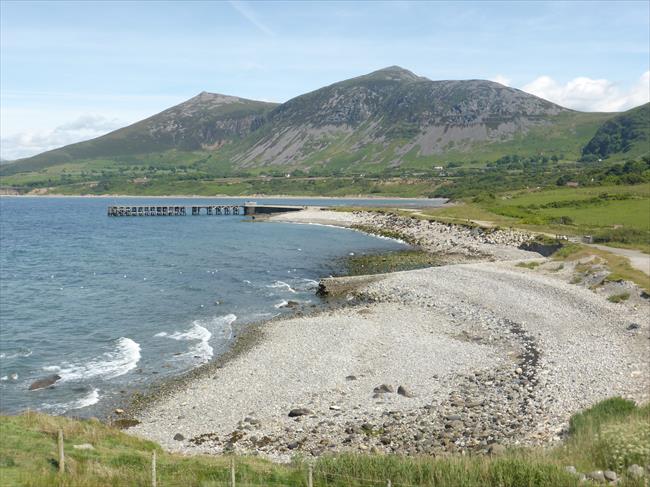 Trefor pier, Gyrn Goch &amp; Gyrn Ddu beyond