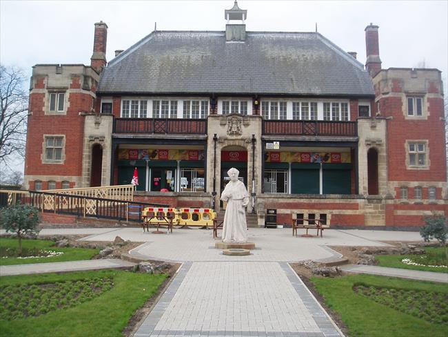 Pavilion Cafe and the statue of Cardinal Wolsey